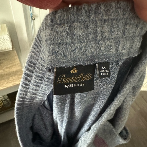 EUC SIZE MED SET soft&cozy sweatpant set embellished heart detail on top &bottom - Picture 7 of 7